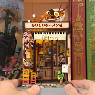🇯🇵 Oishii Kyoto, c’est un petit bout du Japon qui s’invite dans la bibliothèque.
Un minuscule ramen shop, ses lanternes, son ambiance cosy… et d’un coup, ton étagère ressemble à une petite rue de Kyot