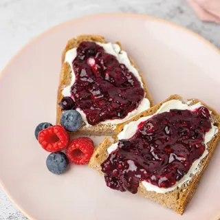Kurze Bestandsaufnahme im Supermarkt: Konfitüre 60 % Zucker. Fruchtanteil? Irgendwo ganz hinten auf der Zutatenliste.

🍓 Wir dachten uns: Das geht auch anders.

Unsere hausgemachte Fruchtkonfitüre b