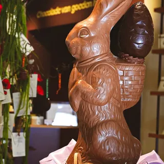 De lente is officieel begonnen en Pasen staat voor de deur… het enige dat nog ontbreekt? 🐰✨

Onze Bad Bunny Paashaas met een puur DBK-ei van De Bonte Koe 🍫

Een luxe, handgemaakte paashaas van romige 