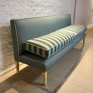 The Emily banquette in @coloursofarley bespoke fabric.⁠
⁠
Hand crafted in our Derbyshire workshop, she’s built for those hectic family mornings and long evenings around the dining table.⁠
⁠
Handcrafte
