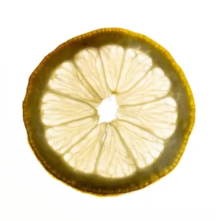 Fresh by nature.
Der Inhaltsstoff „Limonene“, gewonnen aus Zitrusschalen, bringt eine frische Duftnote in die Formulierung und sorgt für ein angenehm vitalisierendes Gefühl bei jeder Anwendung.