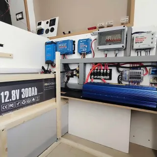 Absolute Setup-Ziele! ⚡️ Ein riesiges Dankeschön an unsere Community für das Teilen dieses meisterhaft organisierten Off-Grid-Stromsystems mit unserer Power Queen 12.8V 300Ah Batterie. Perfekt verkabe