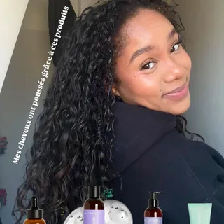 Les filles… j’ai un problème. Mes cheveux poussent trop 😭

Du coup j’ai dû appeler la police des boucles 🚨

Plus sérieusement, je vous montre toute ma routine actuelle (shampooing, masque, sérum, leav