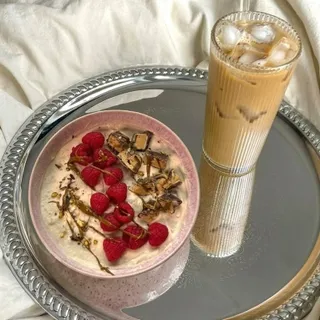 WHITE CHOCO PISTACHIO WAFFLE BOWL
proteinreich und ein must try!💚🤩

Du brauchst 🛒 
2 Kichererbsen Waffeln
200g Soya Joghurt 
30g Protein Shake White Choco Pistachio @rockanutrition *ad 
Optional Süße 