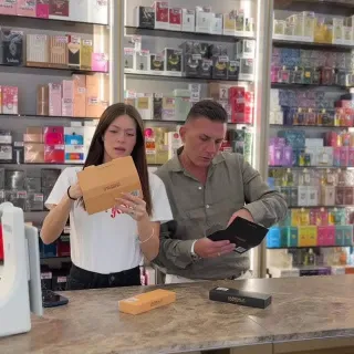 Scegli il tuo set ideale:

• 💖 Kit Donna: 8 fragranze avvolgenti, floreali e seducenti per ogni tua sfumatura.

• 💼 Kit Uomo: 8 essenze decise, legnose e carismatiche per non passare mai inosservato.

