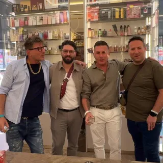 Oggi vi portiamo in viaggio con i nostri clienti che hanno scelto di portare l’eccellenza di Varriale Profumi fino in Germania. 🇩🇪 Che sia per lavoro o per una nuova vita all’estero, il legame con le 