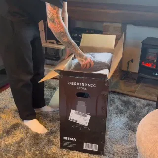 We 🫶🏼 @desktronic 

Black SitOne Chair and Walnut HomeOne Desk was an absolute game changer in my house. Remember to use HEX15 at checkout for discount! 

#setupgaming #techtips #ergonomic #standingde