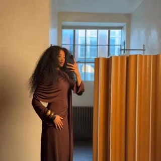 The art of treating yourself, done right. 

This is your sign to get the dress 🤍