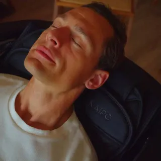 Nach einem langen Run. Oder wenn du spät abends von einer Reise heimkommst. Licht aus, Kerzen an – rein in den Stuhl.
Jetzt seit einem Monat im Alltag integriert. Und ich kann sagen: Ich wusste nicht,
