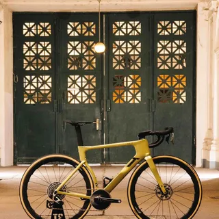 Spring is finally here, and so are the long road kilometers we’ve been waiting for.
In the heart of Vienna, the Strada Italia stands ready in its gold finish and a premium SRAM RED 1x build displayed 