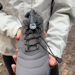 So flexibel wie deine Füße es brauchen. 👣
Unsere Barfußschuhe, wie der Kepler, lassen sich mühelos biegen und verdrehen, damit sich deine Füße natürlich bewegen können.

Bewegungsfreiheit bei jedem Sc