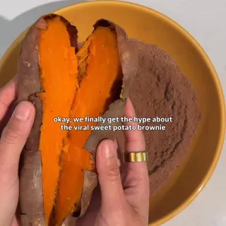 The second we saw this viral sweet potato protein brownie, we knew we had to try it 🍠🍫

Recipe:

1. Preheat the oven to 350°F (175°C). Line or lightly grease an 8x8-inch pan.
2. In a large bowl, whisk