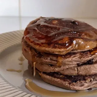 My go-to protein recipe lately 🤎 featuring @gogood!
•
If you’re bored of basic protein shakes, these chocolate protein blender pancakes have been on repeat in our house. One batch and everyone eats th