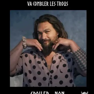 On l’a tous déjà fait.

“Je laisse pousser… ça va combler.”

Sauf que non.

Un follicule endormi ne se réveille pas parce que tu es patient.
Il reste endormi.

Les trous ne disparaissent pas avec le t