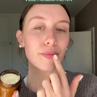 Ein Produkt. So viele Möglichkeiten 🤍

Unsere Barrier Repair Pur ✨ ist ein Allrounder im Alltag:
Augenbrauen fixen, Wimpern pflegen, Lippen soft halten, Haut beruhigen, Nagelhaut retten & sogar Babyha