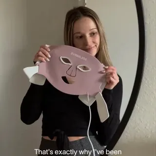 Busy mom. Zero free time. 3 minutes? That she can do. 💛
The Wrinkle Retreat Pro Face Mask fits into real life — no appointments, no complicated routines. Just put it on and let red light therapy work 