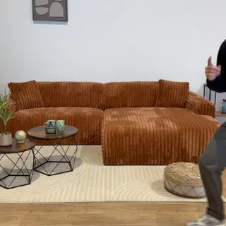 Le canapé Mila Angle arrive dans votre salon ! 🛋️

Idéal pour les grands espaces, les familles nombreuses, ou simplement pour profiter d’une soirée film tout en confort. 
Son gros velours côtelé lui d
