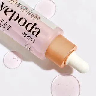 Glow-Level = hoch. Selbstkontrolle = niedrig 🧴

Es hat etwas Magisches, Skincare zu benutzen, die man nicht selbst gekauft hat – plötzlich ist jeder Schritt ein bisschen großzügiger.

Schick das deine