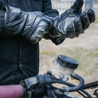 We road test two new products from the Aussie gear company @saint.cc—their full-length Road 2.0 glove, and their single-layer Unbreakable 12 oz Coretec riding jeans.

Read the review at BikeEXIF.com /