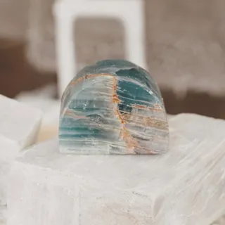 Created with intention, at every step.

Our fragrances are produced in limited runs, allowing each detail to be carefully considered. From hand polished glass to hand carved gemstone caps, every eleme