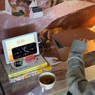 Spring is here. Clean your desk, clear your mind. 🌿 Did you know you can power your entire Apple setup from one place? ✔

Spotted the 4-1 Wireless Charger @kirsliving 📸

#zens #friendsofzens | wireles