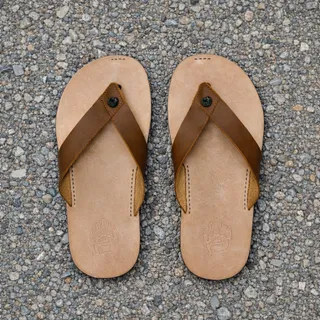 Summer’s almost here, time for your feet to come out of hibernation. #bearflops #madeinamerica

Share this post to your story for a chance to win a pair!