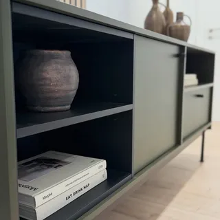 OUT OF MY SAFE-ZONE – und definitiv kein Fehler, hätte ich niemals gedacht💭

Das olivgrüne Sideboard von @swyft_home | Anzeige bringt genau die Ruhe, die ich aktuell so liebe.
Der Farbton ist warm und