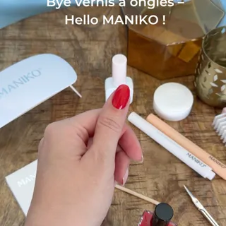 Dis adieu au vernis qui s’écaille après seulement deux jours.

Et découvre une solution qui tient vraiment. 💅

Avec MANIKO, les ongles restent impeccables, jusqu’à 3 semaines !

Tu as déjà testé MANIK