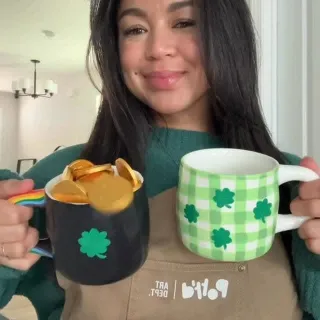 St Patrick’s Day ☘️ is on 17th March, but we’re celebrating it this weekend ✨ Destinee has painted these gorgeous St Paddy’s Day mugs using our Paintables Mug Kit 💚 What mug pattern would you paint? 💚