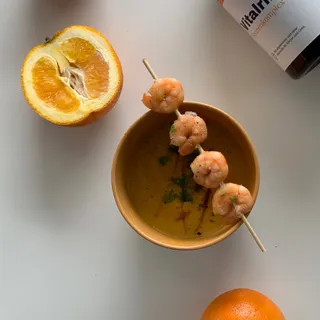Wenn das Wetter verrückt spielt…
.
.
…und Dir nach einer herbstlichen Suppe ist, dann ist diese Karotten Ingwer Orangensuppe mit Garnelenspieße genau das Richtige 🥴.
.
.
Und das brauchst du:
👉🏻kleine 