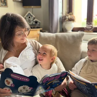 Lire à voix haute, c'est bien plus qu'une histoire et ça compte bien plus qu'on ne le croit. 💛

Un neuroscientifique a récemment mesuré quelque chose de bouleversant : quand un parent lit à voix haute