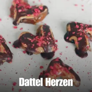 Schoko-Dattel Herzen mit Mandelmus ❤️✨
 
Nährwerte (pro Herz bei 12 Stück):
95 kcal I 11 g KH I 2 g EW I 5 g F

Zutaten (für ca. 10–12 Herzen)
10–12 weiche Datteln
60 g Mandelmus
80 g Zartbitterschoko