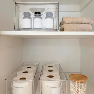 Une armoire de salle de bain bien organisée repose souvent sur une bonne utilisation des étages.
En créant des zones par catégorie, tout devient plus simple à retrouver ✨