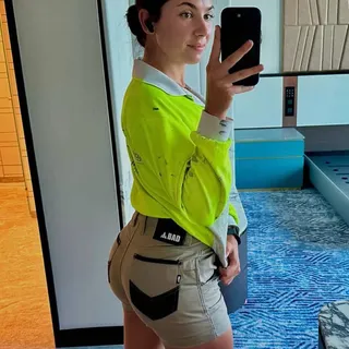 @paigejenkinson5 wears the 🌎’s best workwear🔥💕