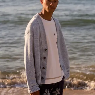Texture makes the difference.

The Angelo Cardigan is cut in a relaxed, boxy fit with deep rib detailing for structure. Its heavyweight space-yarn construction creates a rich melange effect that catch