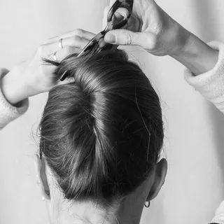 L’épingle française crème 😍
Tellement de façons de la porter!

À noter : Sarah a les cheveux fins, mais épais. Elle utilise la moyenne dans cette vidéo. 

#frenchhairpin