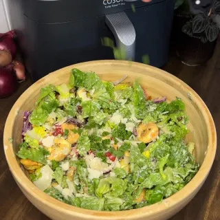 Crunchy Tortellini-Salat

Die Rezeptur (für 4 Portionen):
• 500 g Tortellini (aus dem Kühlregal)
• 30 g Parmesan & 2 EL Olivenöl
• 1 Dose Mais (gewürzt mit Paprika, Salz & Pfeffer)
• Base: 1 Packung R