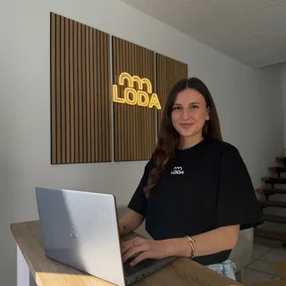 Hi, ich bin Nipha ☺️

Ich studiere BWL und Germanistik im 2. Semester und verstärke LODA sports ab sofort als Werkstudentin. 🎓

Hier unterstütze ich das Team bei allem rund um E-Mail und Influencer-Ma