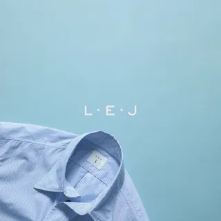 You needn’t have one to have one;
The best guys don’t.

Blue/White Hairline Stripe @ https://lej.london