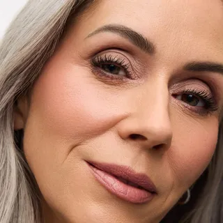 What’s in my bag: @thrivecausemetics edition.

Our model @jillstorment shared her everyday purse essentials on set,  including her favorite Brilliant Eye Brightener shades✨

#thrivecausemetics