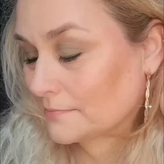 Ein ausdrucksstarker Augenlook mit grünen Akzenten. Die Farben bringen Tiefe ins Auge und lassen den Blick besonders lebendig wirken.💚✨🌿

🛍 Alle verwendeten COSLINE Produkte findest du im Shop.
💡 Tipp