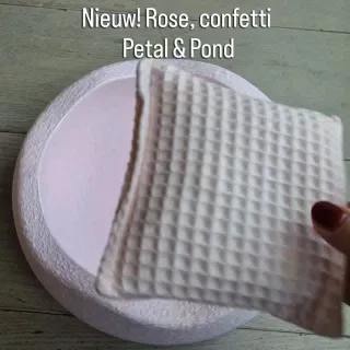 Zodra de Stapelstein Spring special bekend werd stroomde mijn DM's al vol met de vraag:

"Ga je een matchend pittenzakje maken?"

Natuurlijk doe ik dat 😍 Rose, confetti Petal & Pond zijn vanaf nu verk