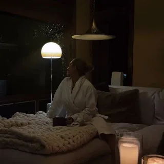 Snuggling into cozy season like: if the light comes from above, I don’t want it ✨ Thank you, Fira Lamp from @__outlight for being the soft-glow MVP #ugc #outlight