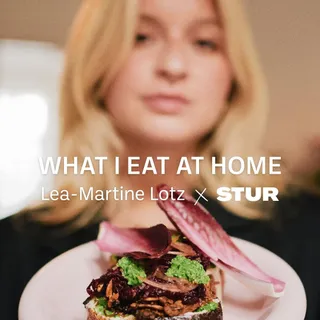 Was kocht eine Health- und Food-Expertin eigentlich zuhause?

In Episode 4 unserer Video-Serie What I Eat At Home treffen wir @lea.martine, Food Creative und Content Creatorin aus Berlin.

Nach Jahren