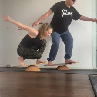 Happy weekend everyone. 🏄

The cold has gone and has been replaced by rain.
Time to take out our surfboards 🏄 

Outfit: @heyhoneyyoga 
👉”bixbox10” for 10% off

Board: @surfin_balance 
👉use “birte10” f