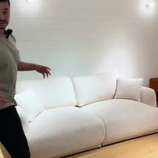 Aujourd’hui, Adam vous présente le canapé Rosalie

Un canapé qui fait fondre tous ceux qui s’y installent ! Confortable avec son tissu côtelé, deux places, et aussi disponible en tissu chenille, il es