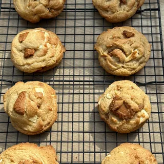 Easy biscoff white chocolate chip cookies ✨

Ingredients:
115 melted butter
80g brown sugar
120g white sugar
1 egg (room temperature)
1 big tsp vanilla honey by @allgaeuerwanderimkerei 
[Code: SEVILAY