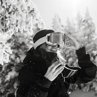 Redefining ski goggles. Built to keep up in any conditions.

Photo @xavbarf