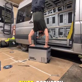 Vanlife in progress. Aber was ist mit den Getränken? Eiskalt. 🧊✌️

@timo.schaper zeigt den IceCube Dual im echten Einsatz. Auch mitten im Ausbau läuft sie einwandfrei.

#vanlife #roadtrip #outdoorgear