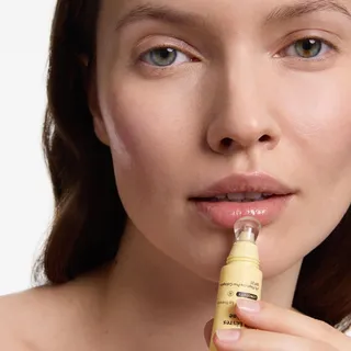 [ Nouveau - Soin Lèvres Collagène Booster ]

Le 1er* Soin Lèvres SPF20 ultra-concentré en Peptides pour stimuler visiblement le collagène des lèvres et les protéger contre le vieillissement.

Disponib